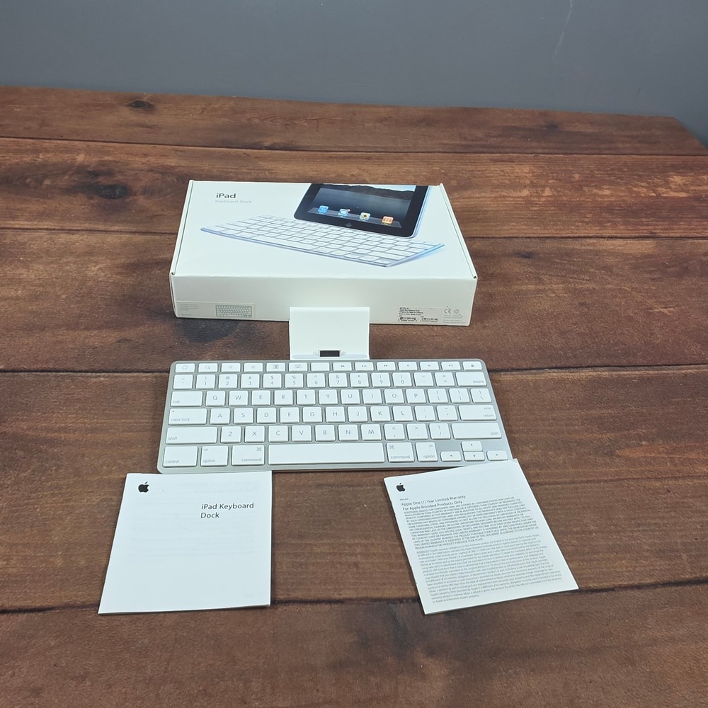 Apple iPad Keyboard Dock A1359 White Silver Good 30-Pin Connector MC359LL/A